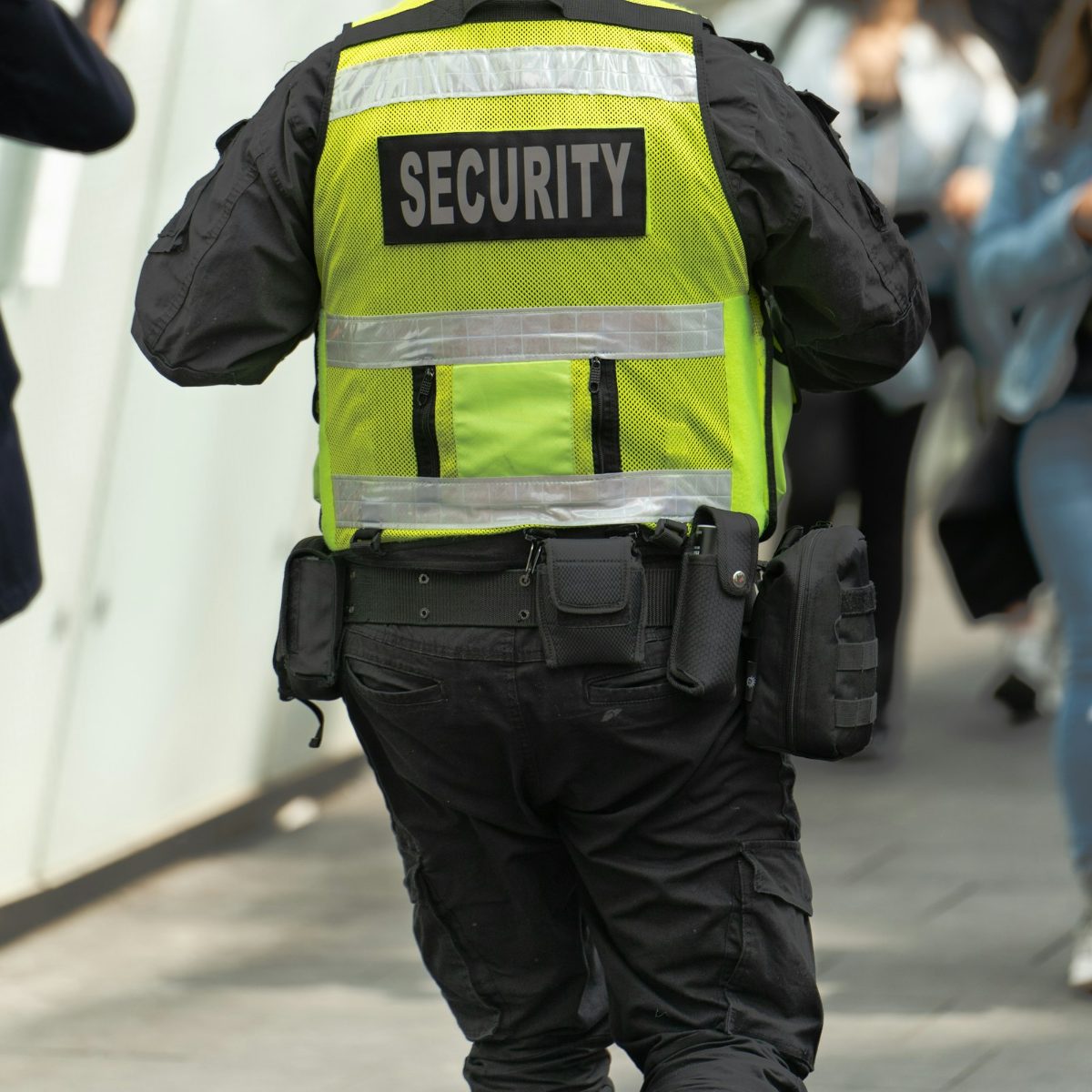 Agent de sécurité événementielle SAFE SÉCURITÉ en gilet haute visibilité effectuant un contrôle