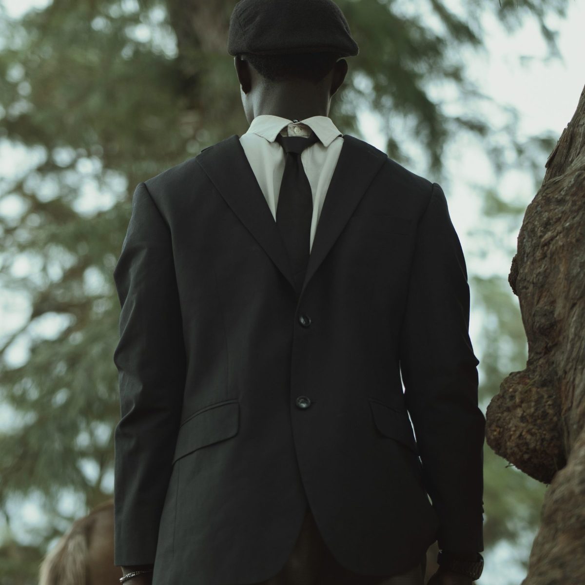 Agent de sécurité SAFE SÉCURITÉ en costume sombre, tenue adaptée aux établissements financiers