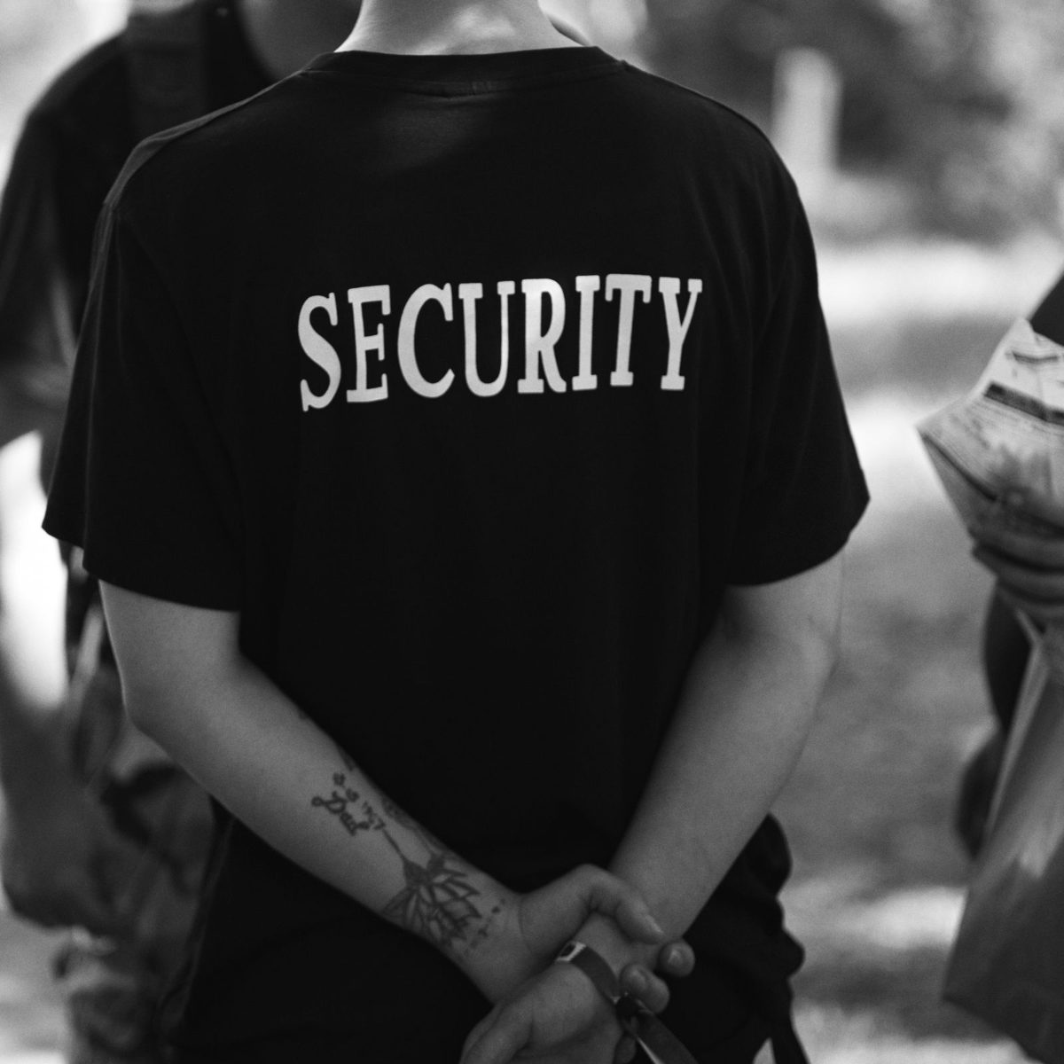 Agent de sécurité privée en mission de surveillance