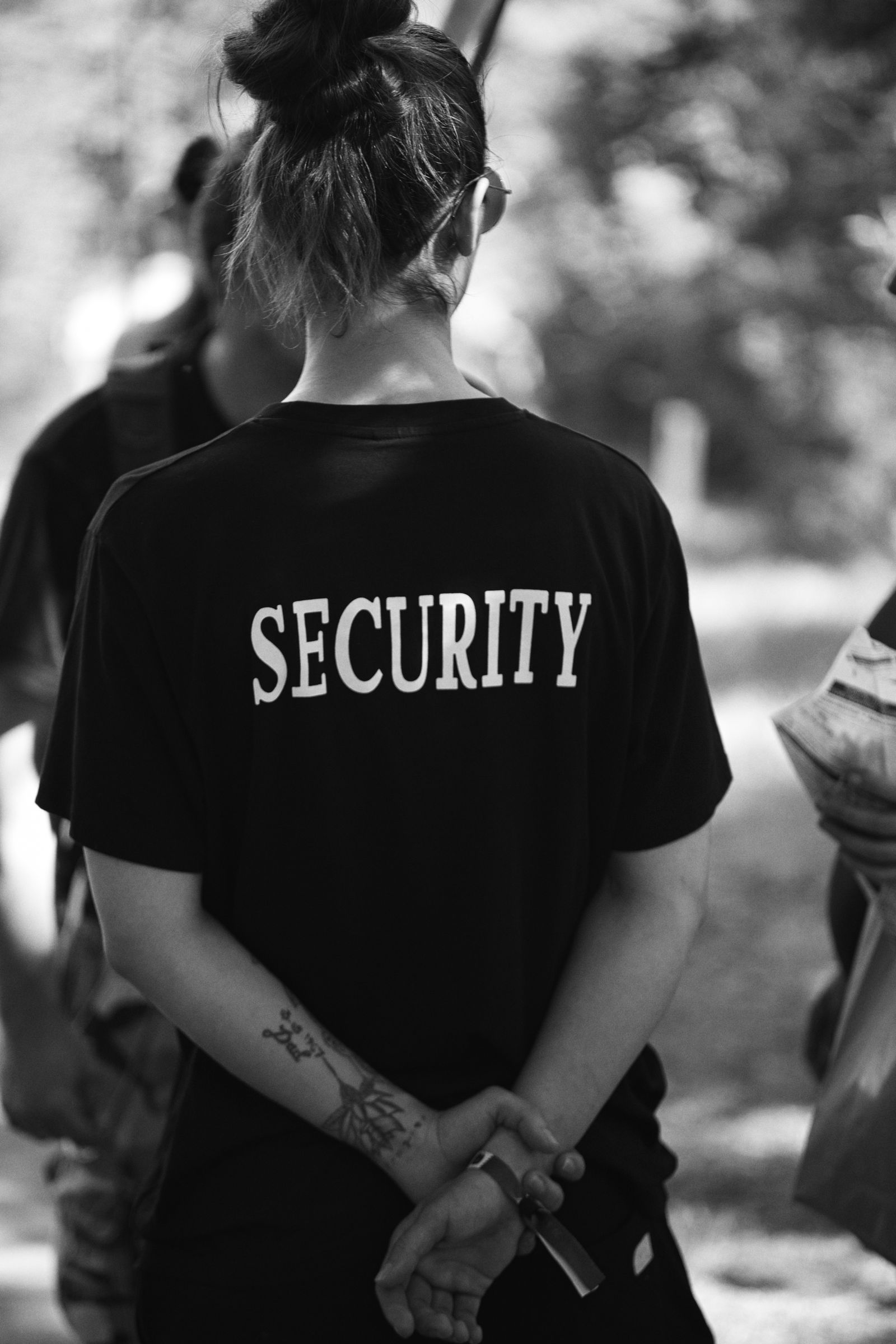 Agent de sécurité privée SAFE SÉCURITÉ de dos en tenue SECURITY lors d’une mission