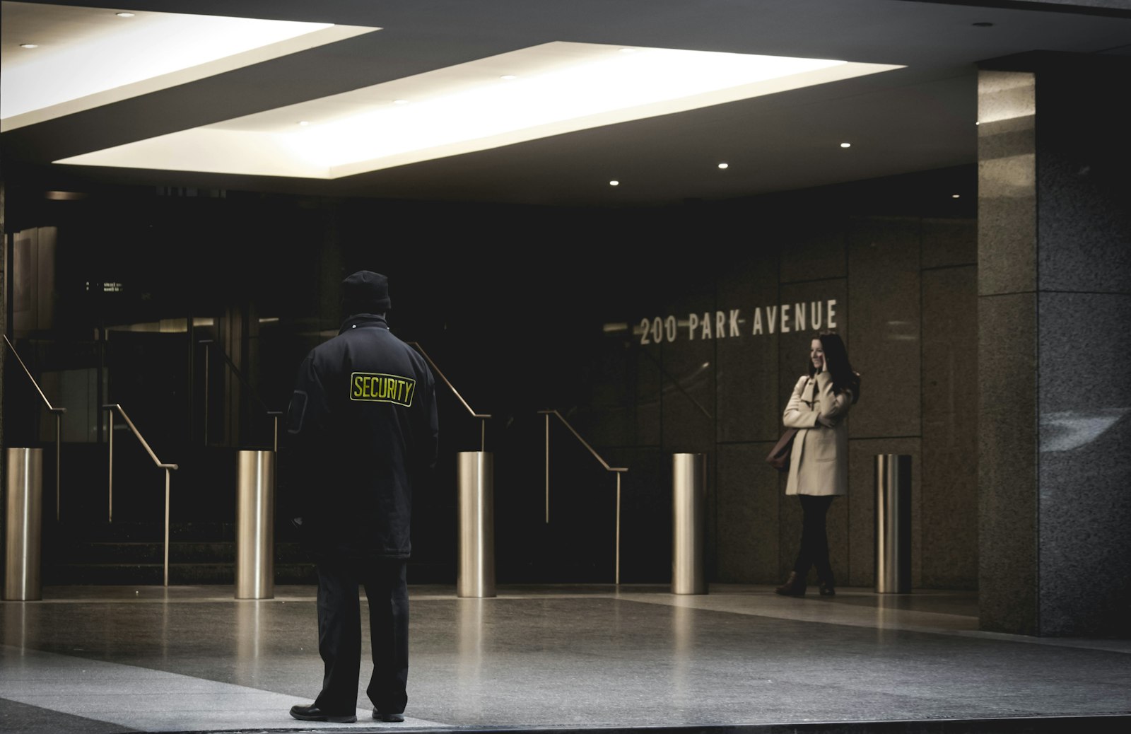 Agent de sécurité assurant l’accueil et le contrôle d’accès dans le hall d’un immeuble à Paris
