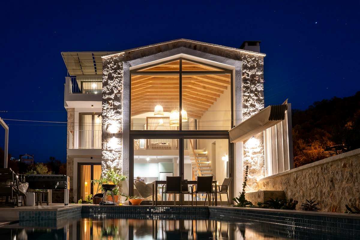 Gardiennage de villa à Cannes : villa de prestige avec piscine éclairée la nuit