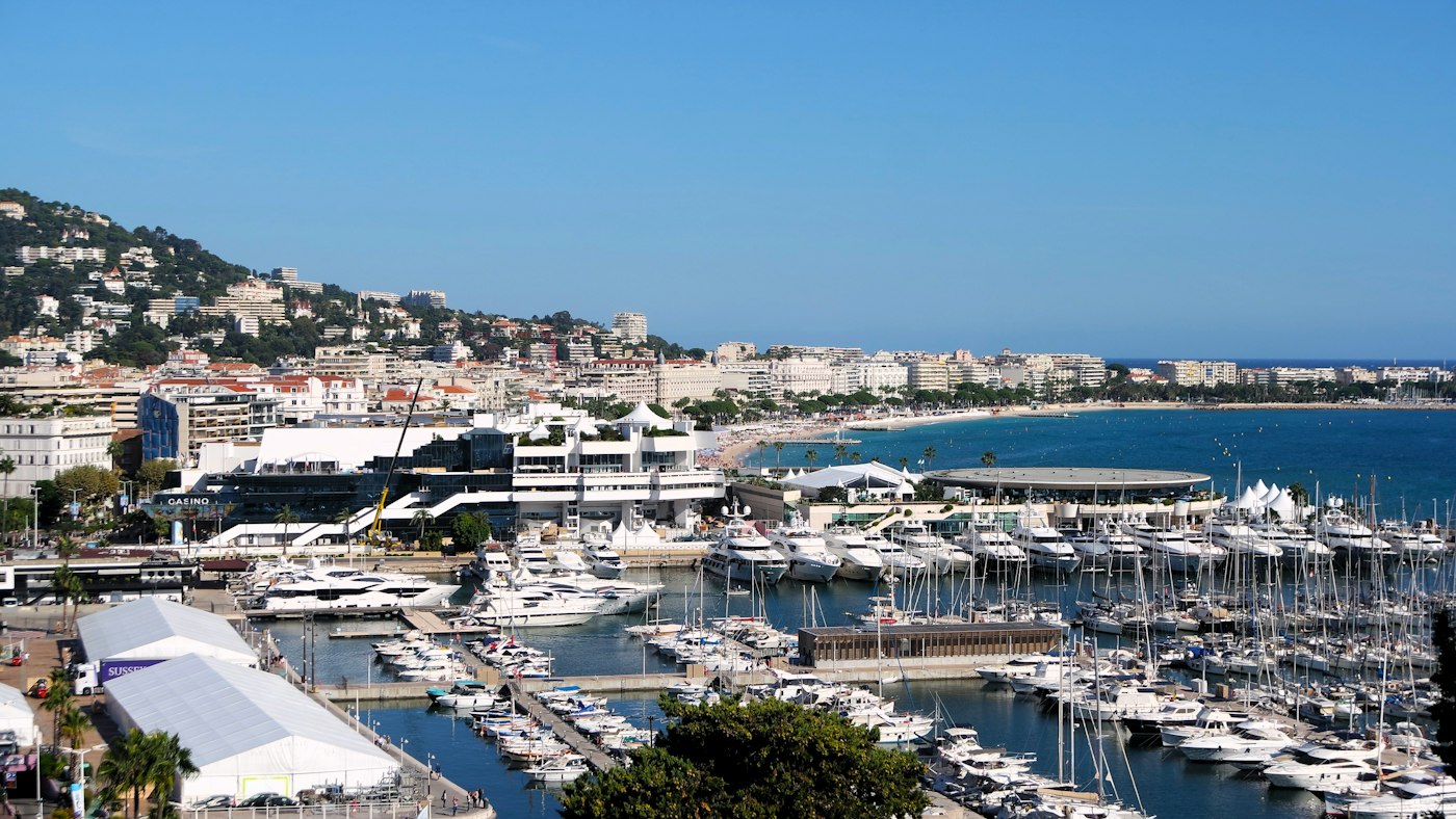 Cannes vue depuis le Suquet : le vieux port, le Palais des Festivals et la Croisette