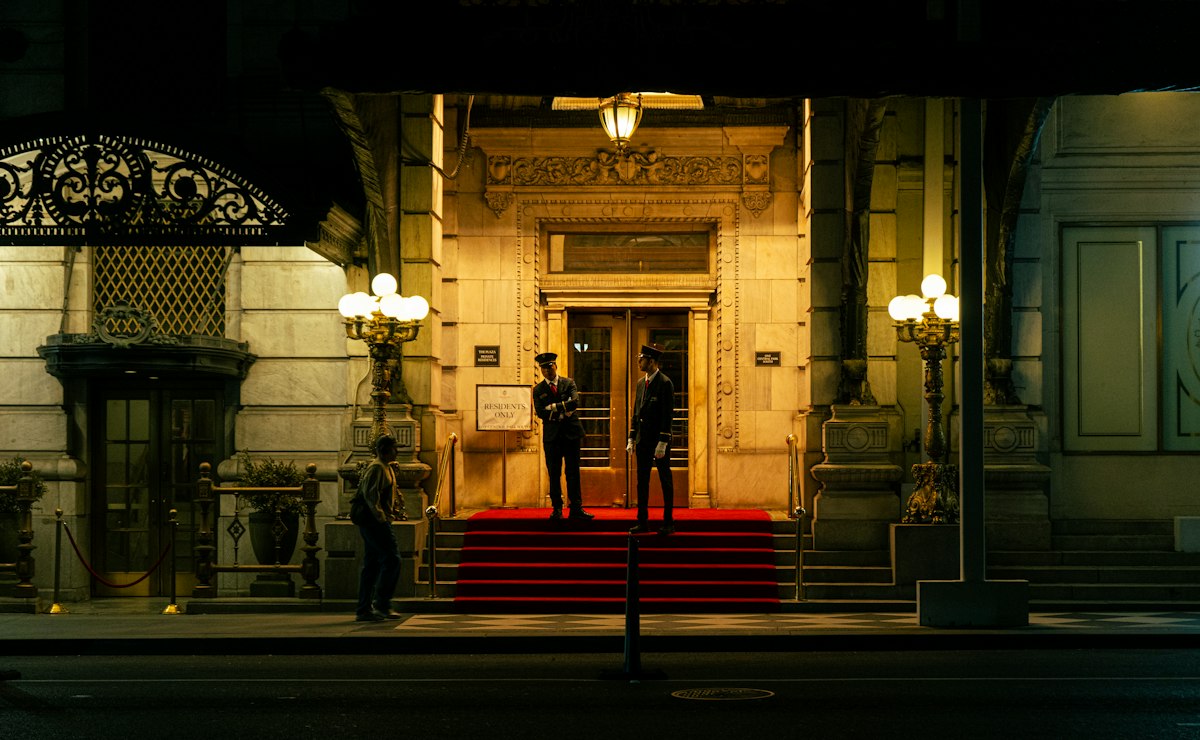 Sécurité événementielle à Cannes : agents de sécurité à l’entrée d’une soirée sur tapis rouge