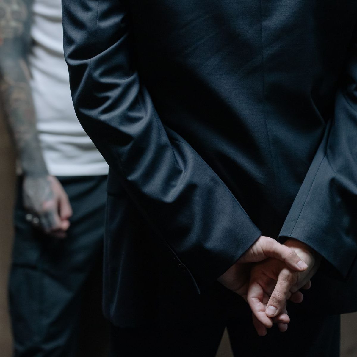 Garde rapprochée à Paris : agent de protection en costume sombre, posture de vigilance discrète