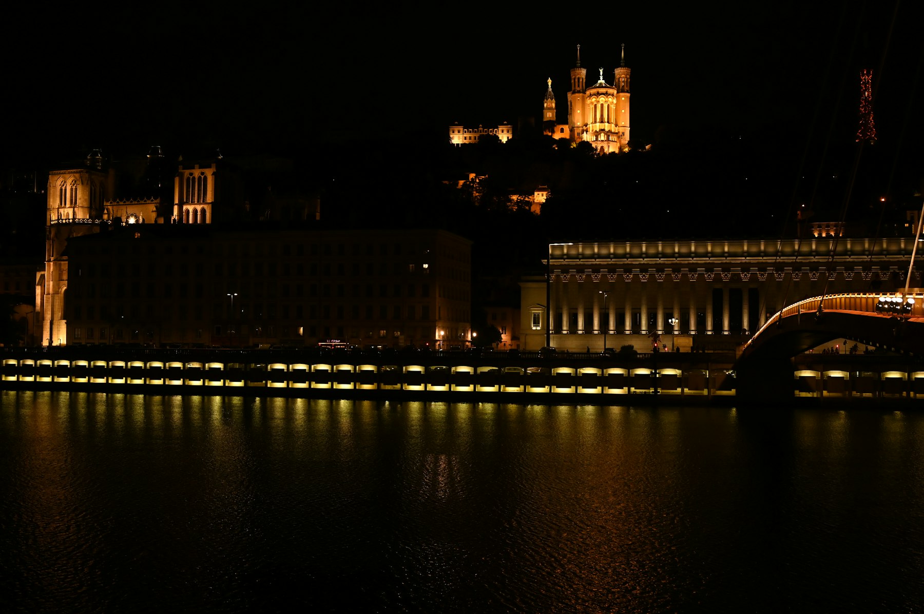 Lyon la nuit : la basilique de Fourvière illuminée au-dessus des quais de Saône