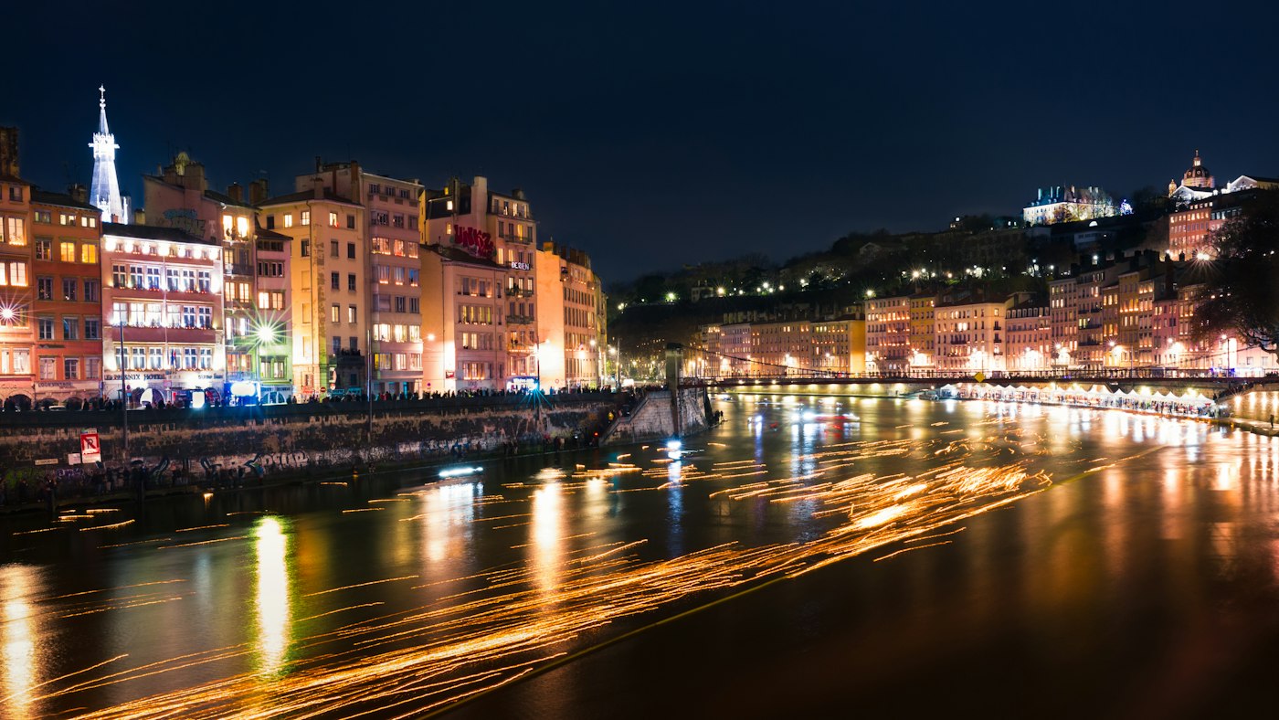 Quais de Saône à Lyon la nuit, façades du Vieux-Lyon et de la Presqu’île éclairées