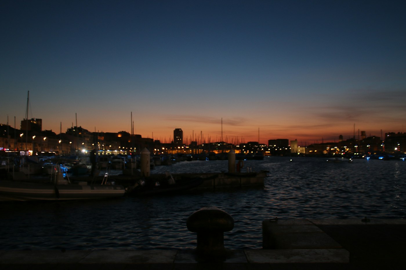 Vieux-Port de Marseille au crépuscule, bateaux amarrés et quais éclairés