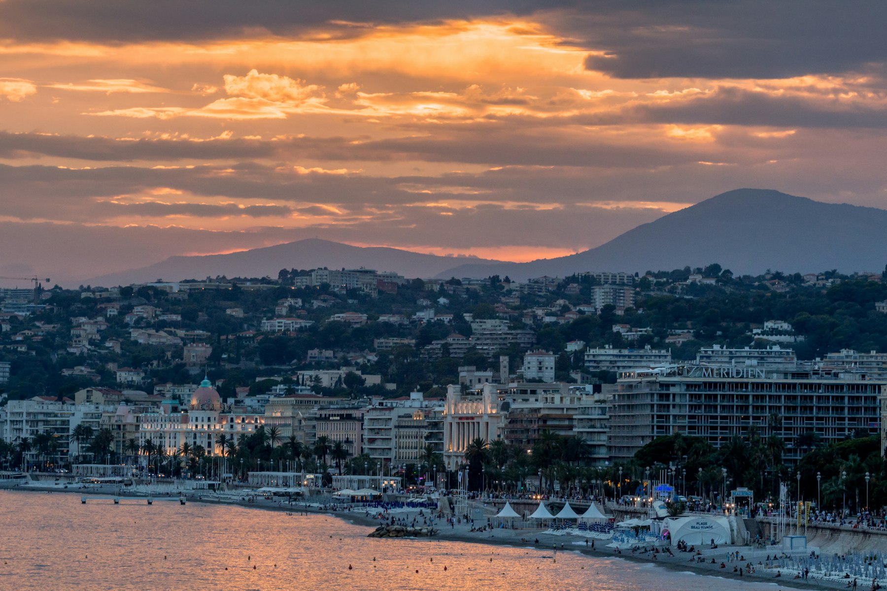 Nice au crépuscule, la Baie des Anges et la Promenade des Anglais vues du ciel