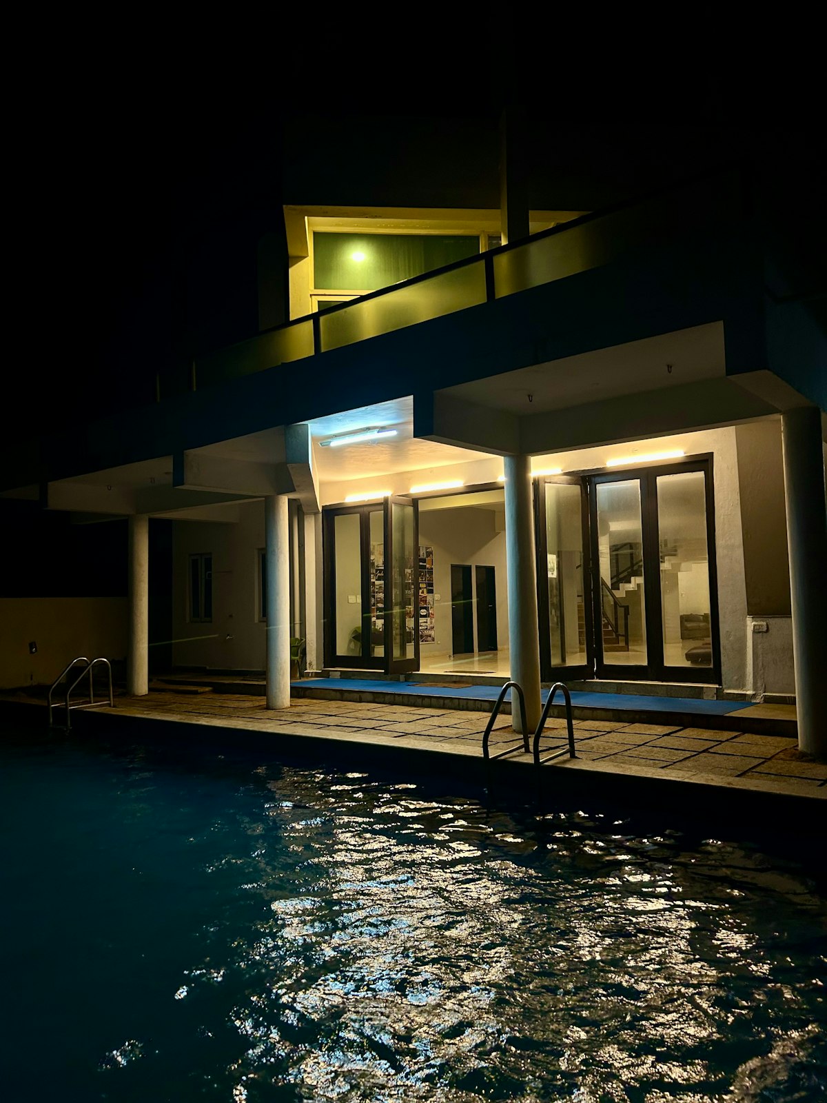 Gardiennage de villa à Nice : villa moderne avec piscine éclairée la nuit