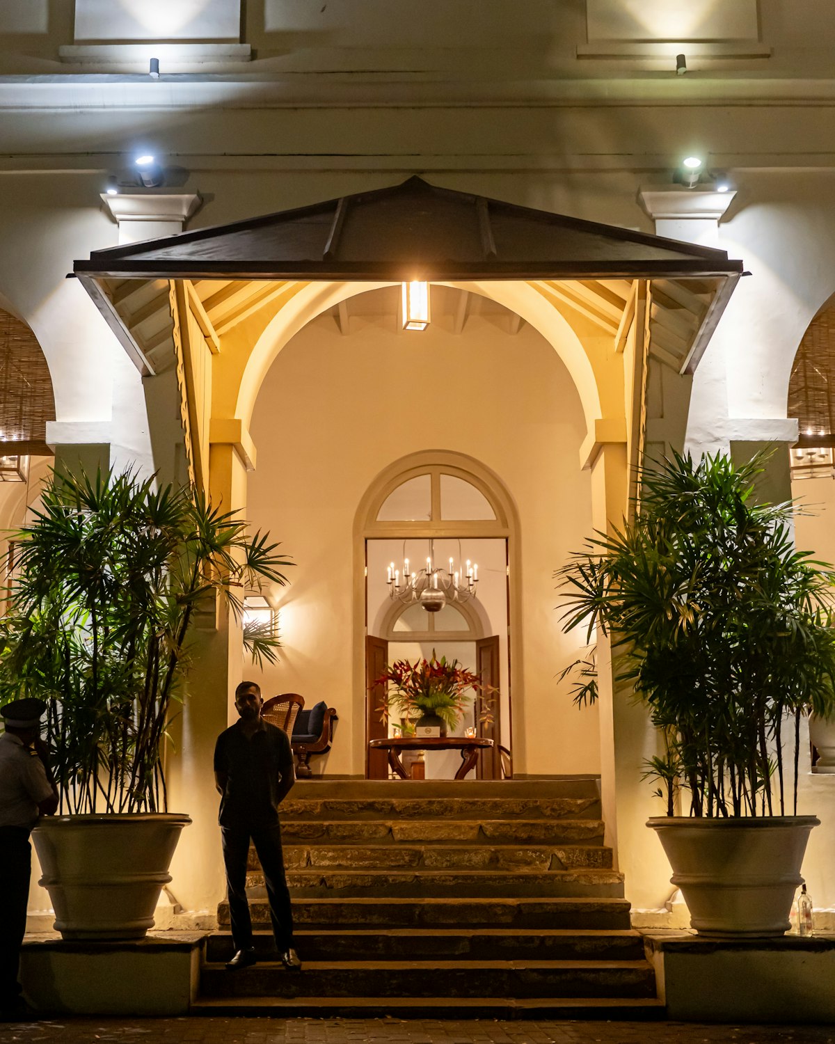 Sécurité d’hôtel et de soirée à Nice : agent posté à l’entrée d’un établissement de prestige la nuit