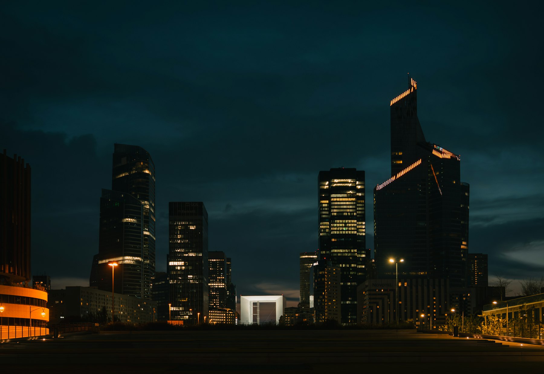 Sécurité des banques et établissements financiers : quartier d’affaires de La Défense la nuit