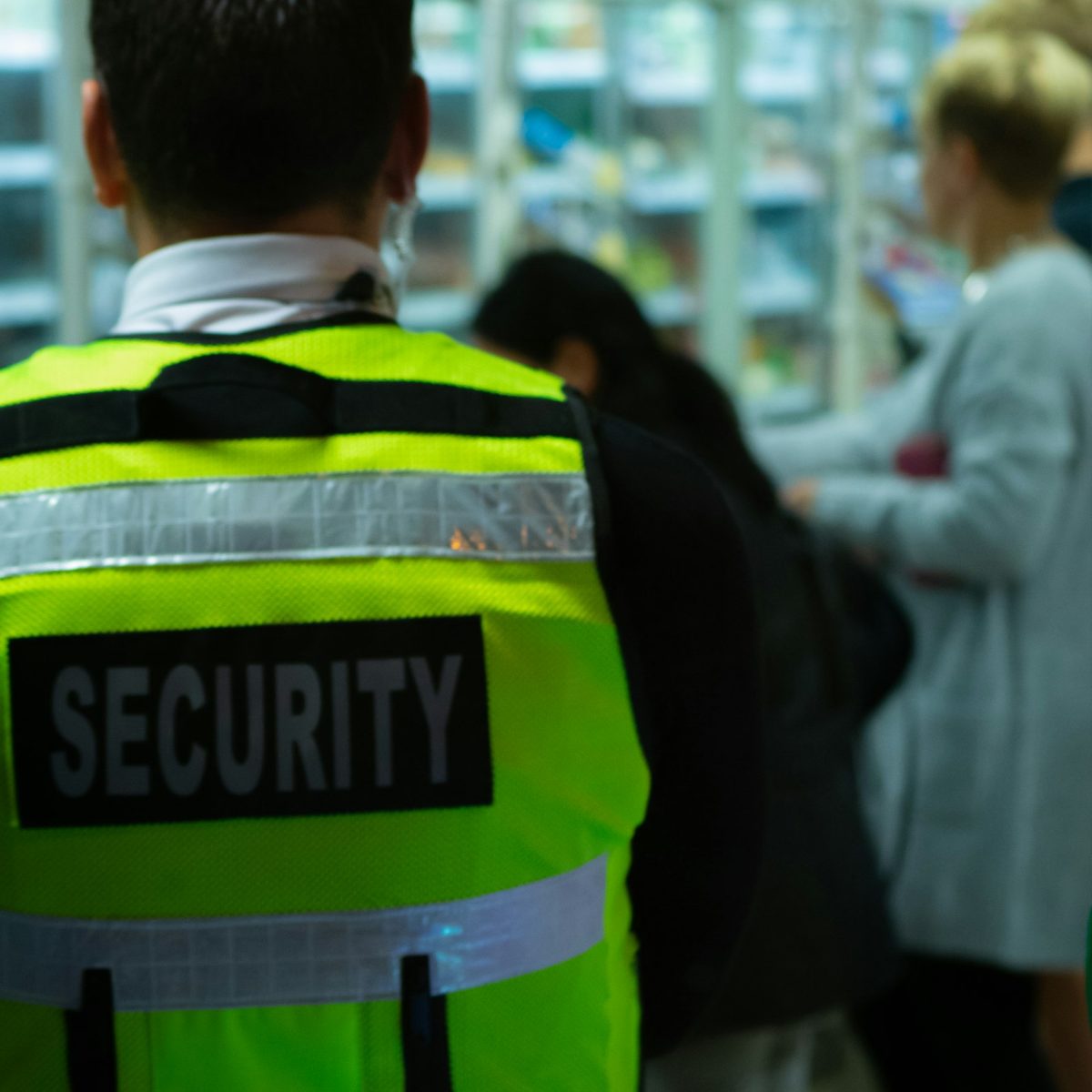 Agent de sécurité à l’entrée d’un magasin à Paris