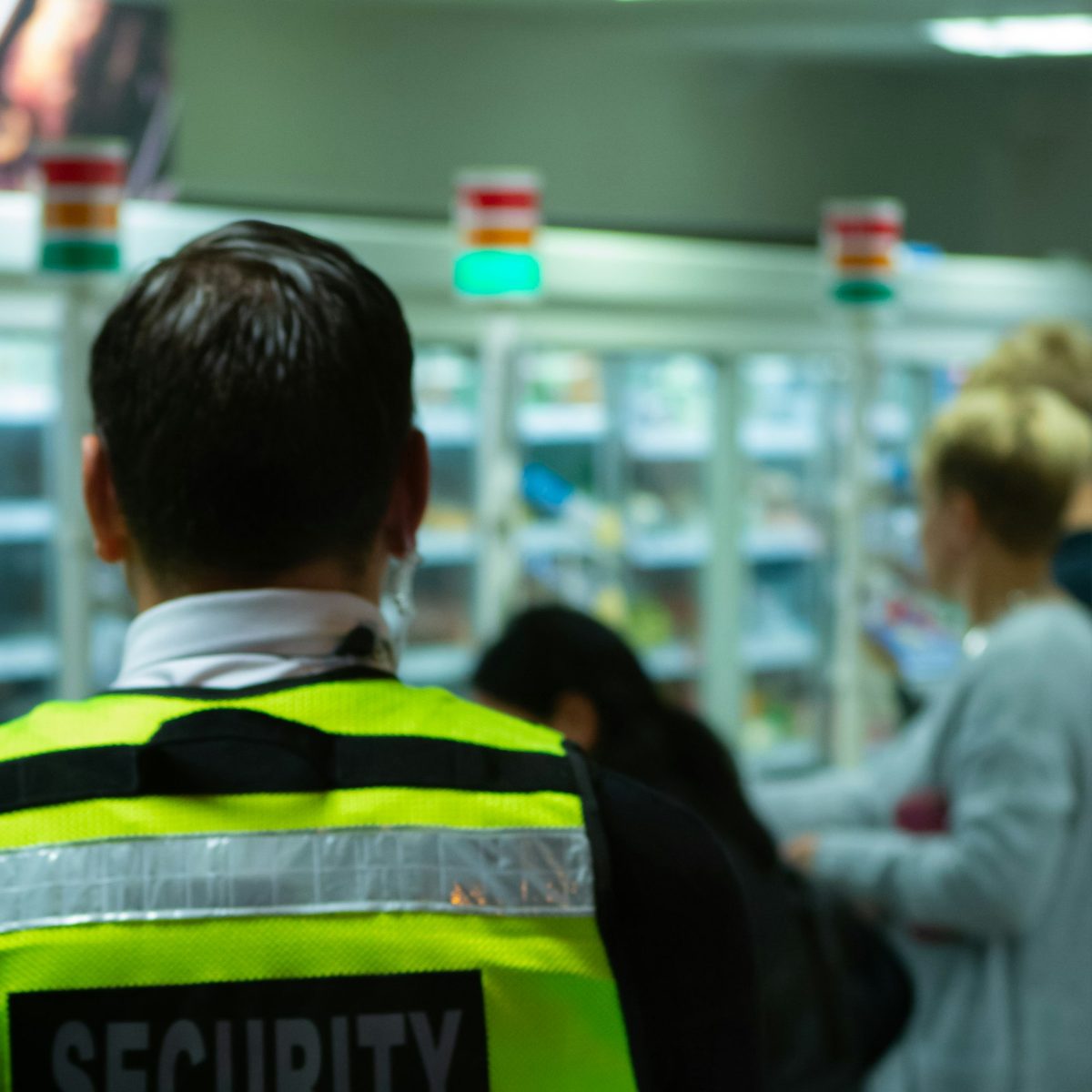 Agent de sécurité en poste à l’entrée d’un commerce