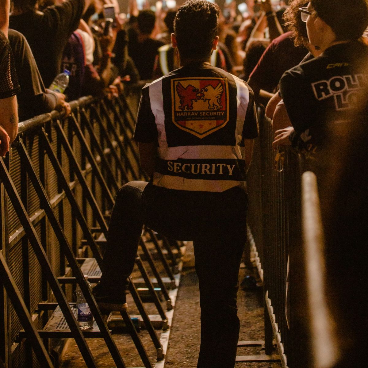 Agent de sécurité gérant la foule lors d’un concert à Paris